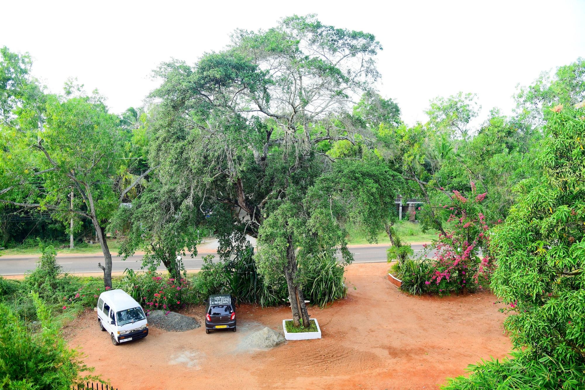 Hotel Moonstone Anuradhapura Bagian luar foto
