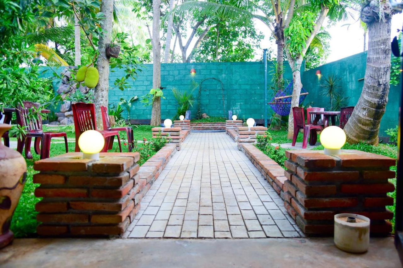 Hotel Moonstone Anuradhapura Bagian luar foto