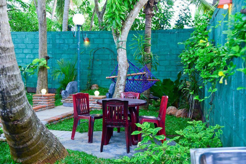 Hotel Moonstone Anuradhapura Bagian luar foto