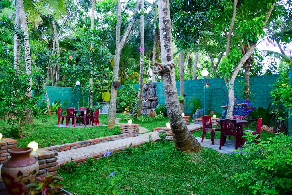 Hotel Moonstone Anuradhapura Bagian luar foto