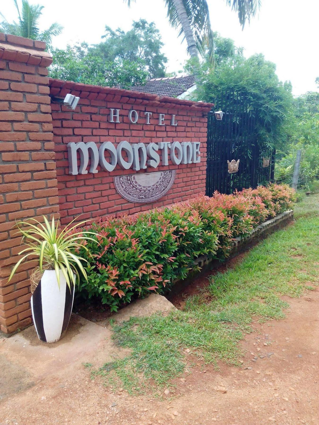 Hotel Moonstone Anuradhapura Bagian luar foto
