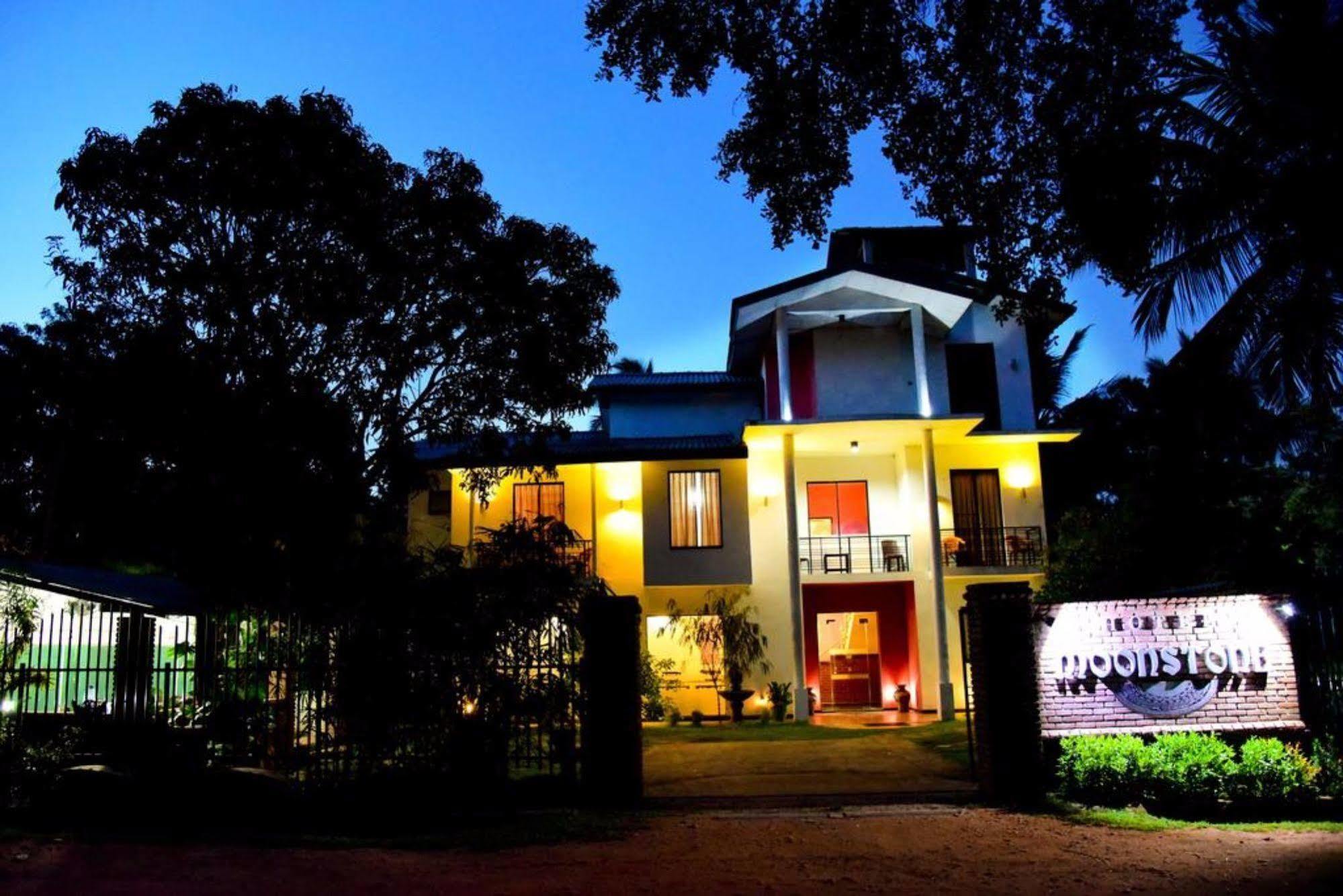Hotel Moonstone Anuradhapura Bagian luar foto