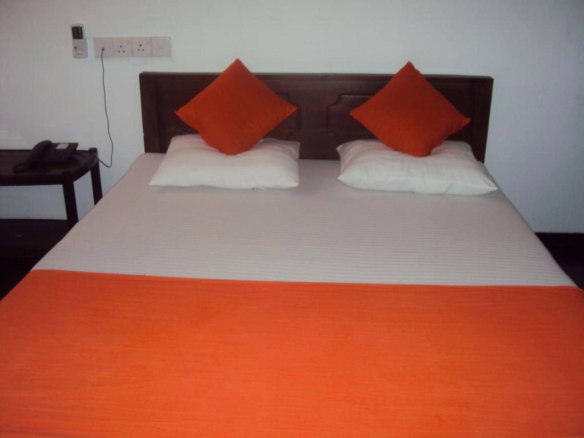 Hotel Moonstone Anuradhapura Bagian luar foto
