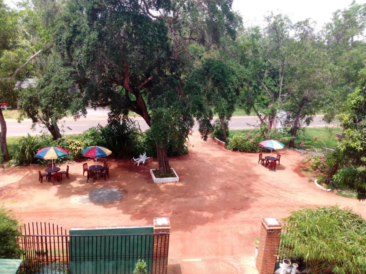 Hotel Moonstone Anuradhapura Bagian luar foto